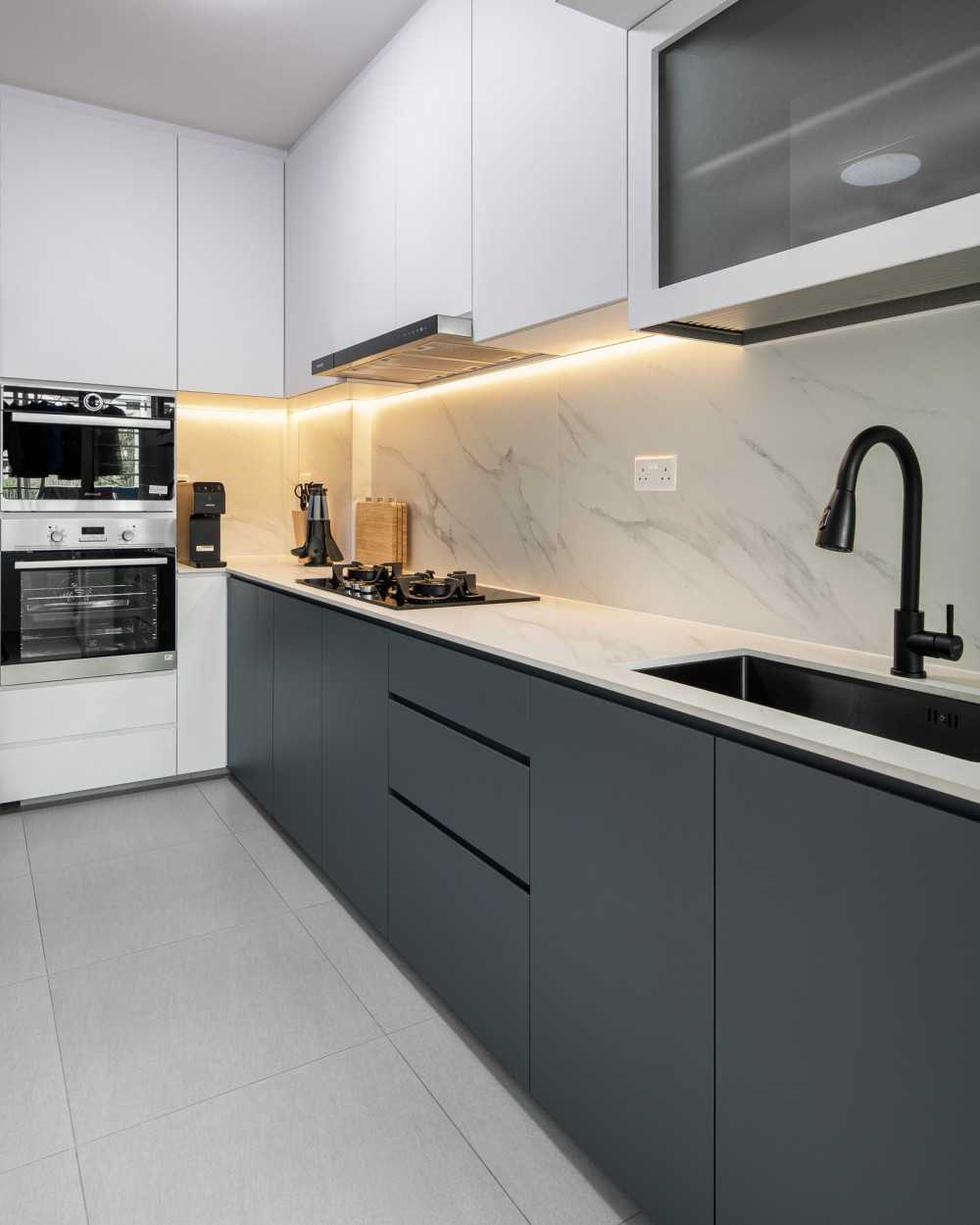 Contemporary Kitchen with Countertop and Homogeneous Tiles