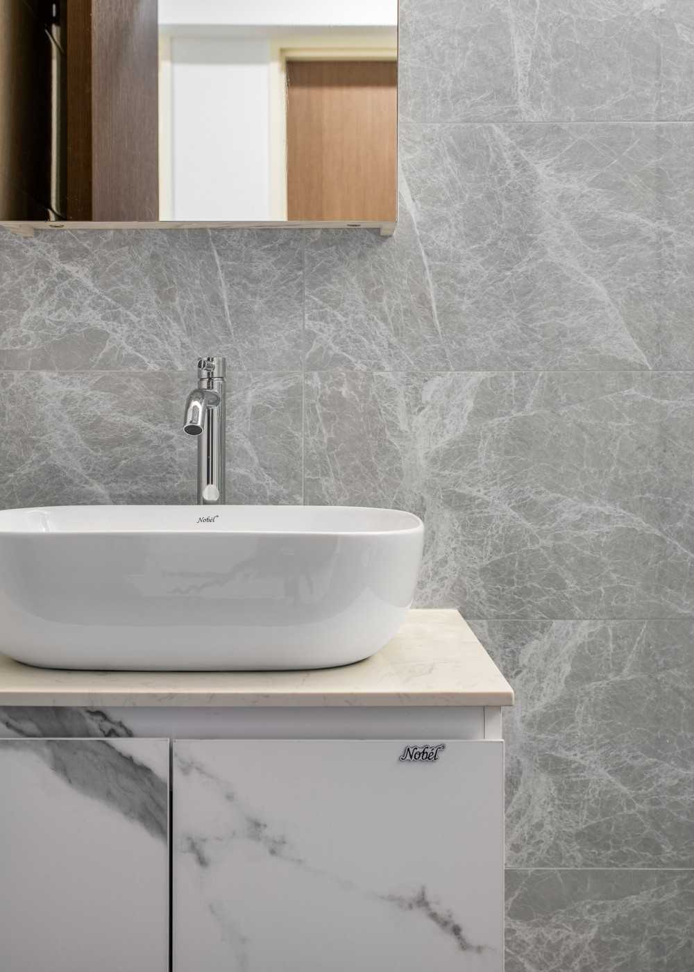 Contemporary Bathroom with Countertop and Homogeneous Tiles