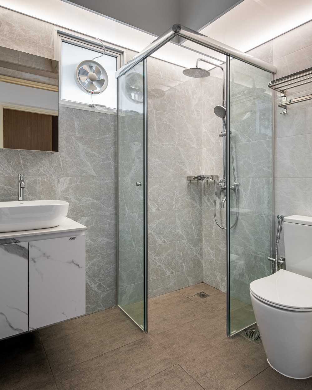 Contemporary Bathroom with Countertop and Homogeneous Tiles