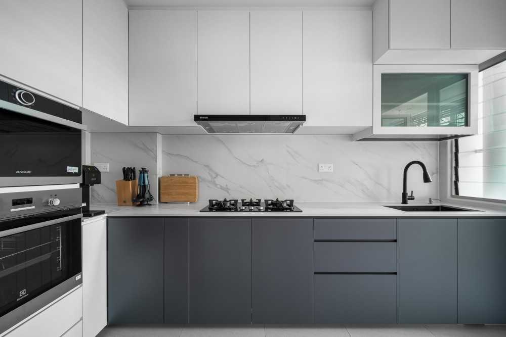 Contemporary Kitchen with Countertop and Homogeneous Tiles