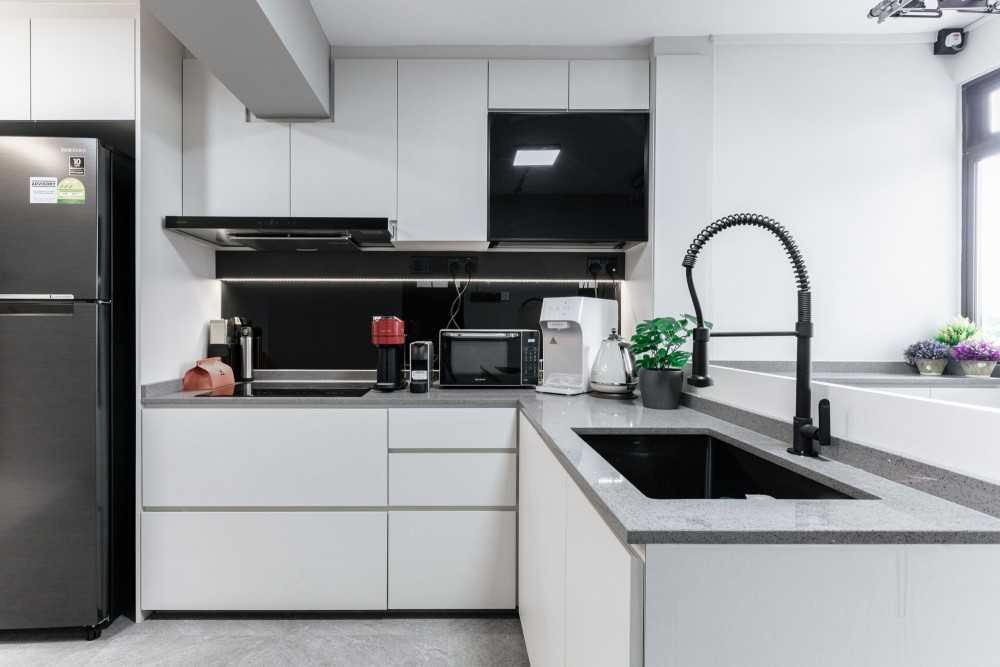 Contemporary Kitchen with Countertop and Homogeneous Tiles