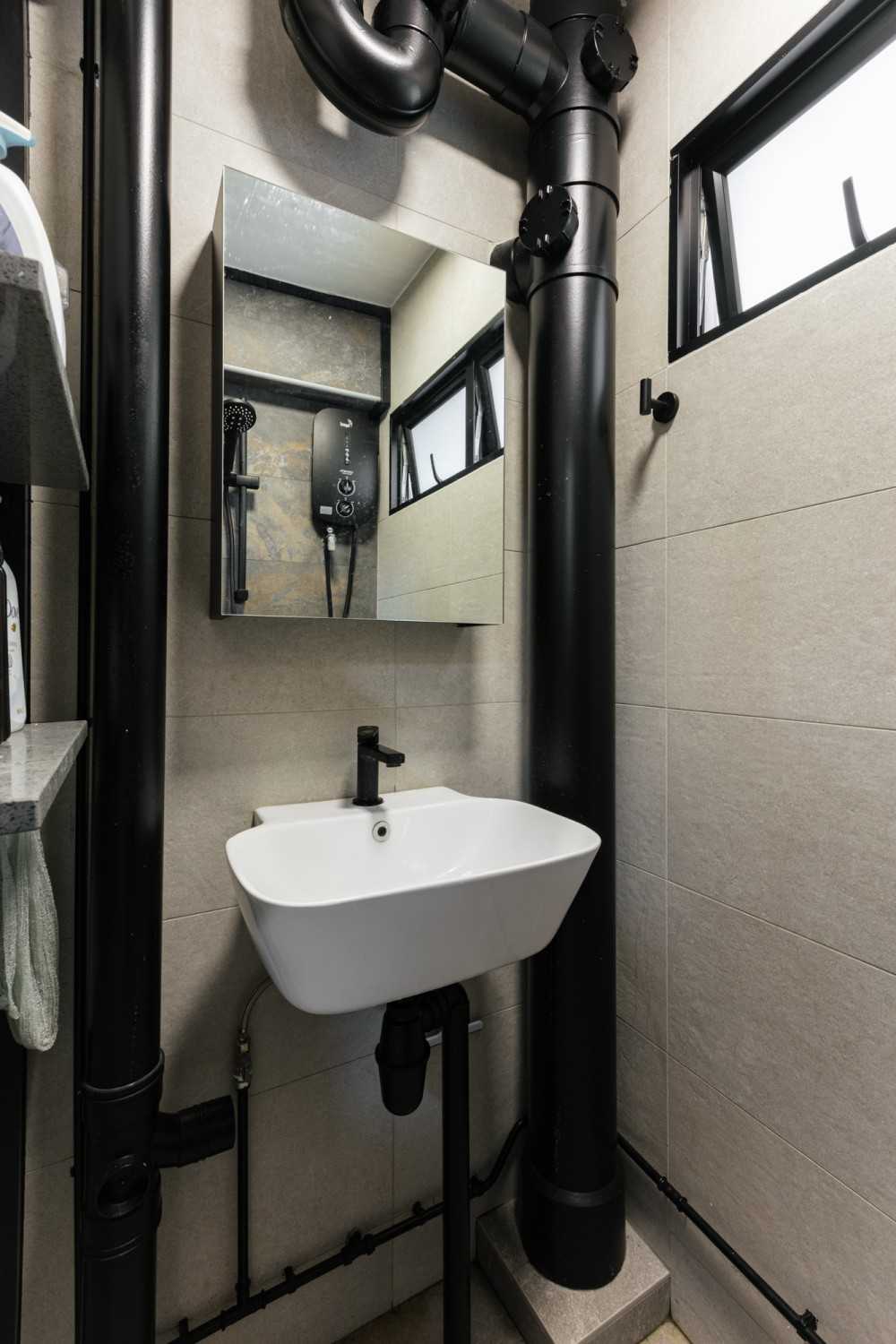 Contemporary Bathroom with Homogeneous Tiles and Mirror