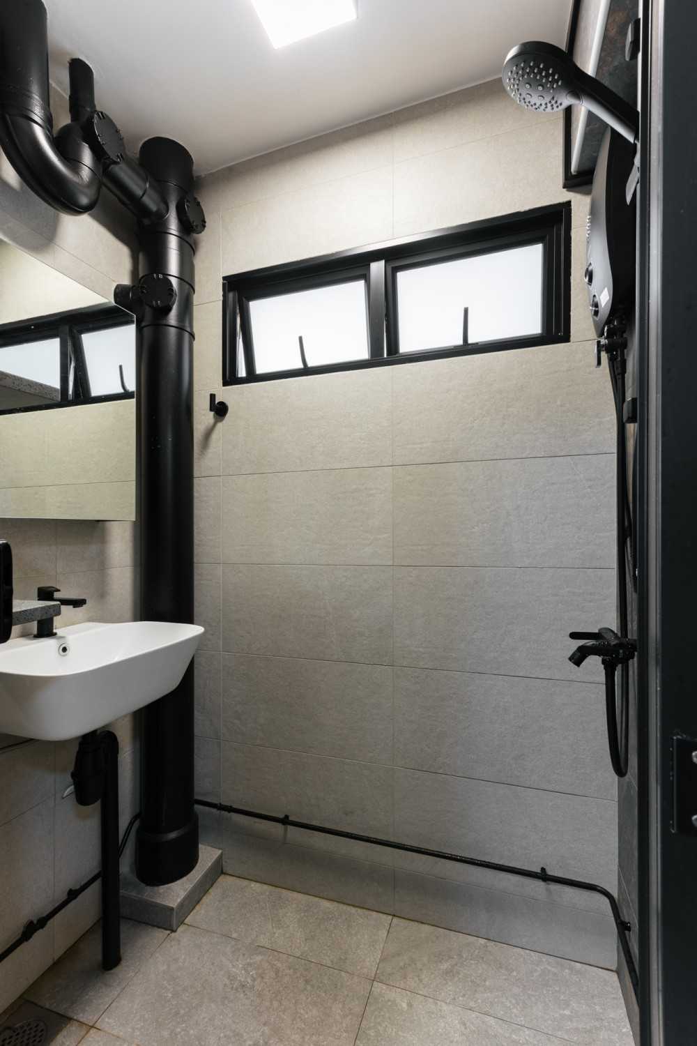 Contemporary Bathroom with Homogeneous Tiles and Mirror