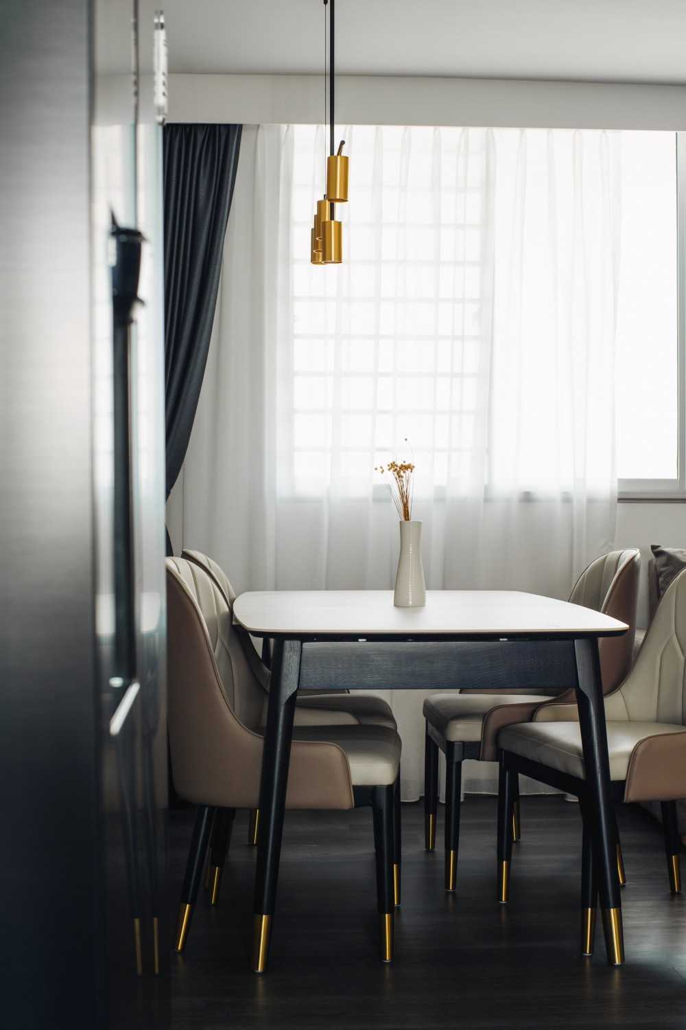 Contemporary Dining Room with Dining Table and Dining Chairs