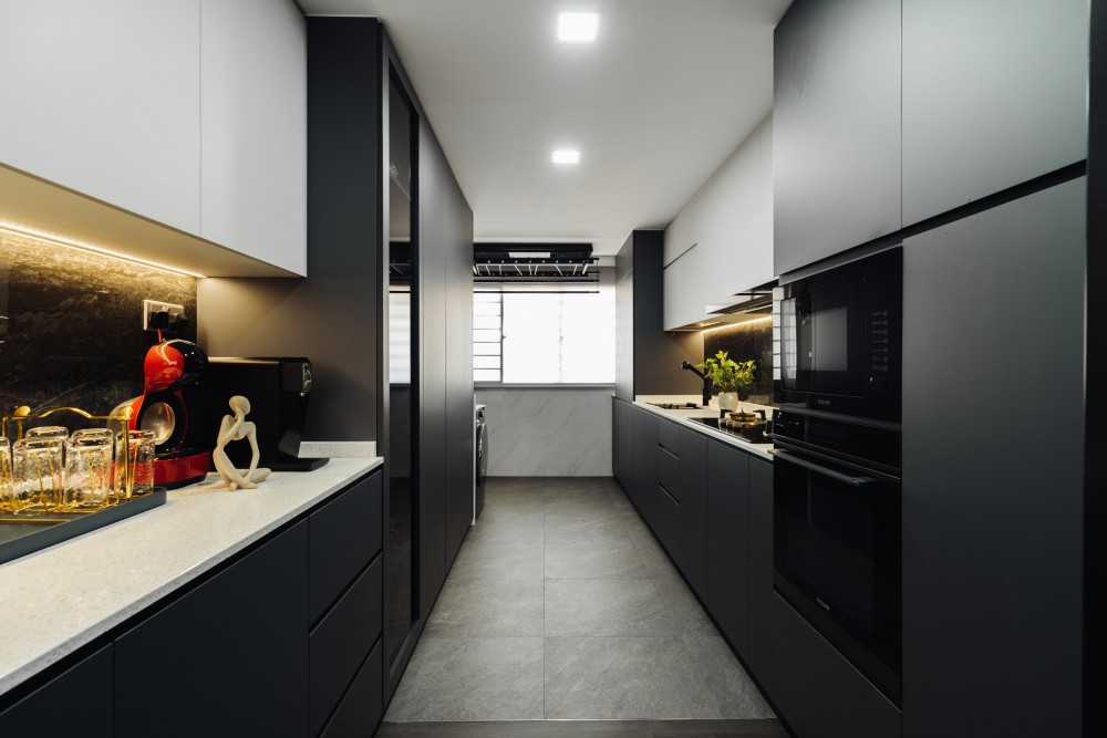 Contemporary Kitchen with Countertop and Wood Flooring