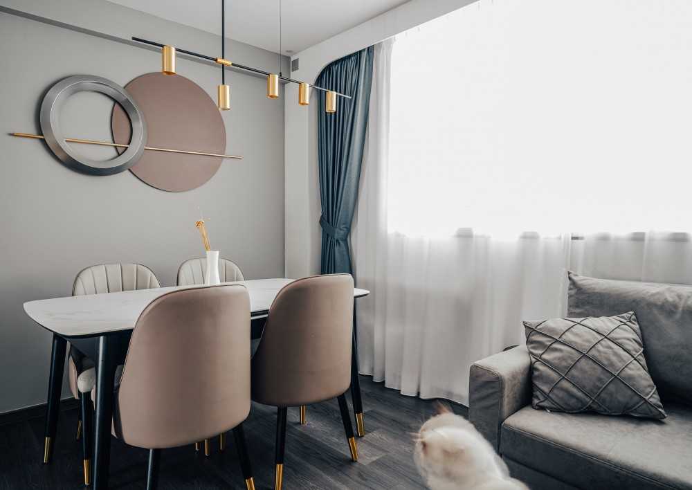 Contemporary Dining Room with Dining Table and Dining Chairs