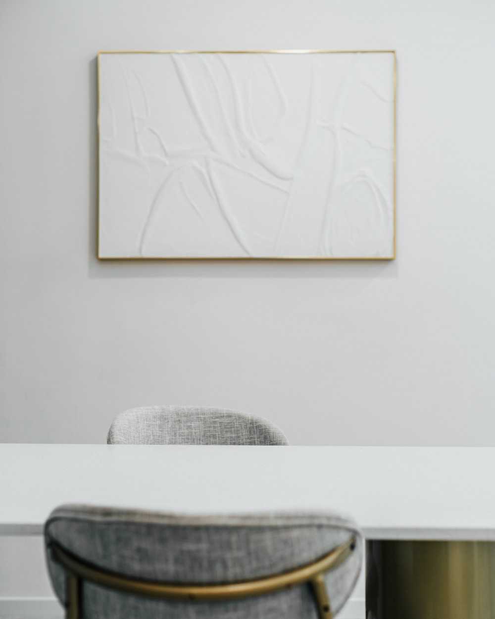 Minimalist Dining Room with Dining Table and Dining Chairs