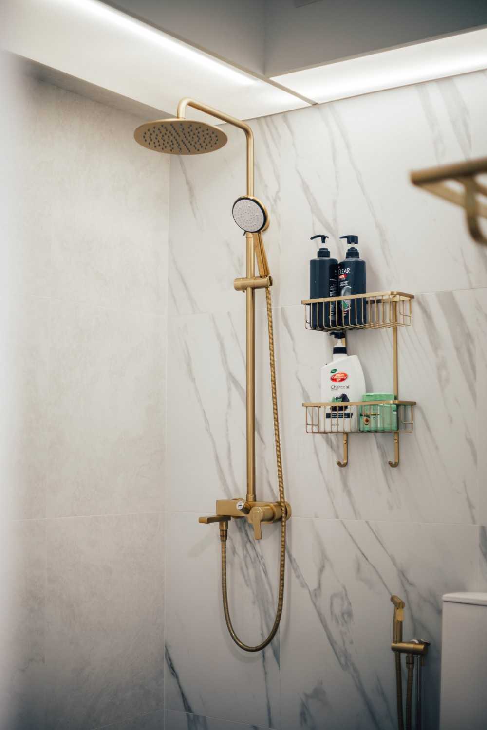 Minimalist Bathroom with Marble Floor and Bathroom Sinks
