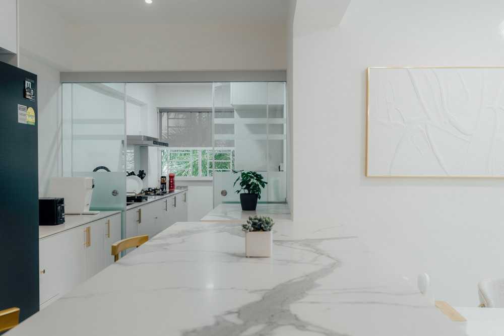 Minimalist Dining Room with Dining Table and Dining Chairs