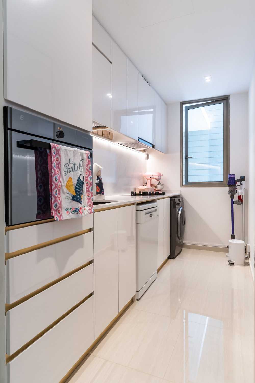 Modern Kitchen with Homogeneous Tiles and Kitchen Backsplash