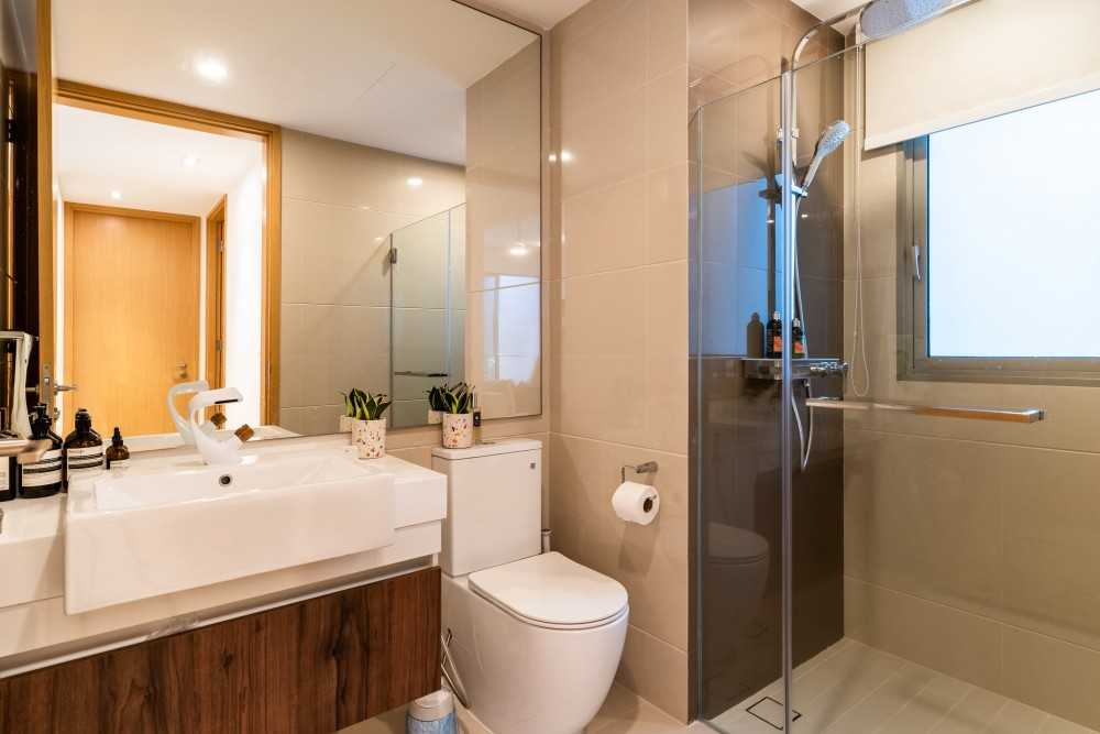 Modern Bathroom with Homogeneous Tiles and Mirror