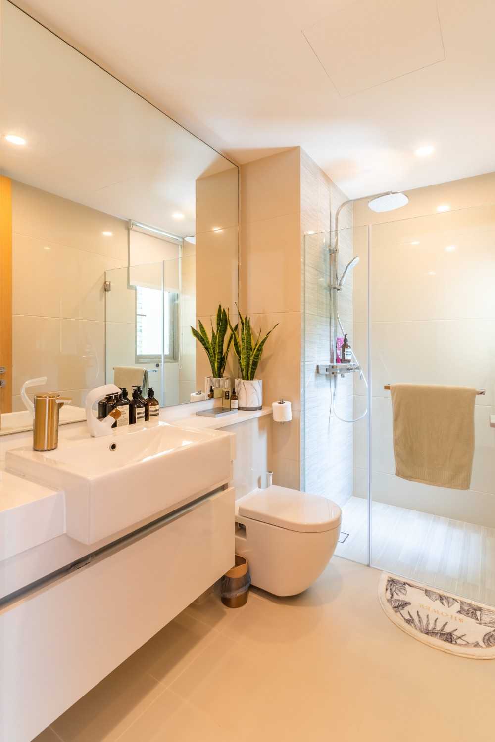 Modern Bathroom with Homogeneous Tiles and Mirror