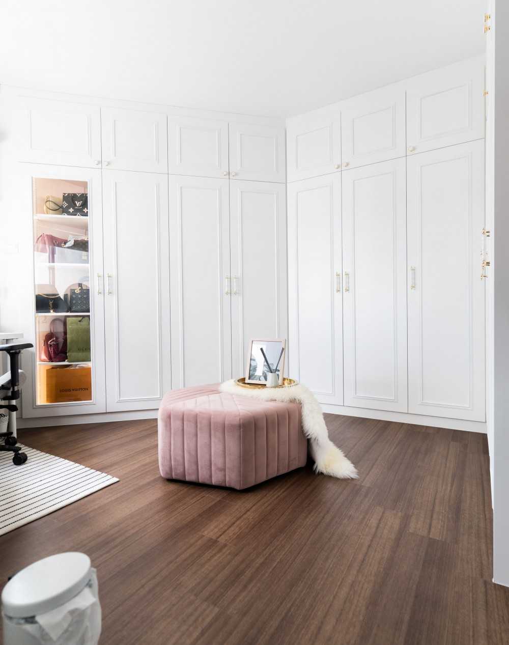Vintage Walk-in Wardrobe with Mirror and Wardrobe