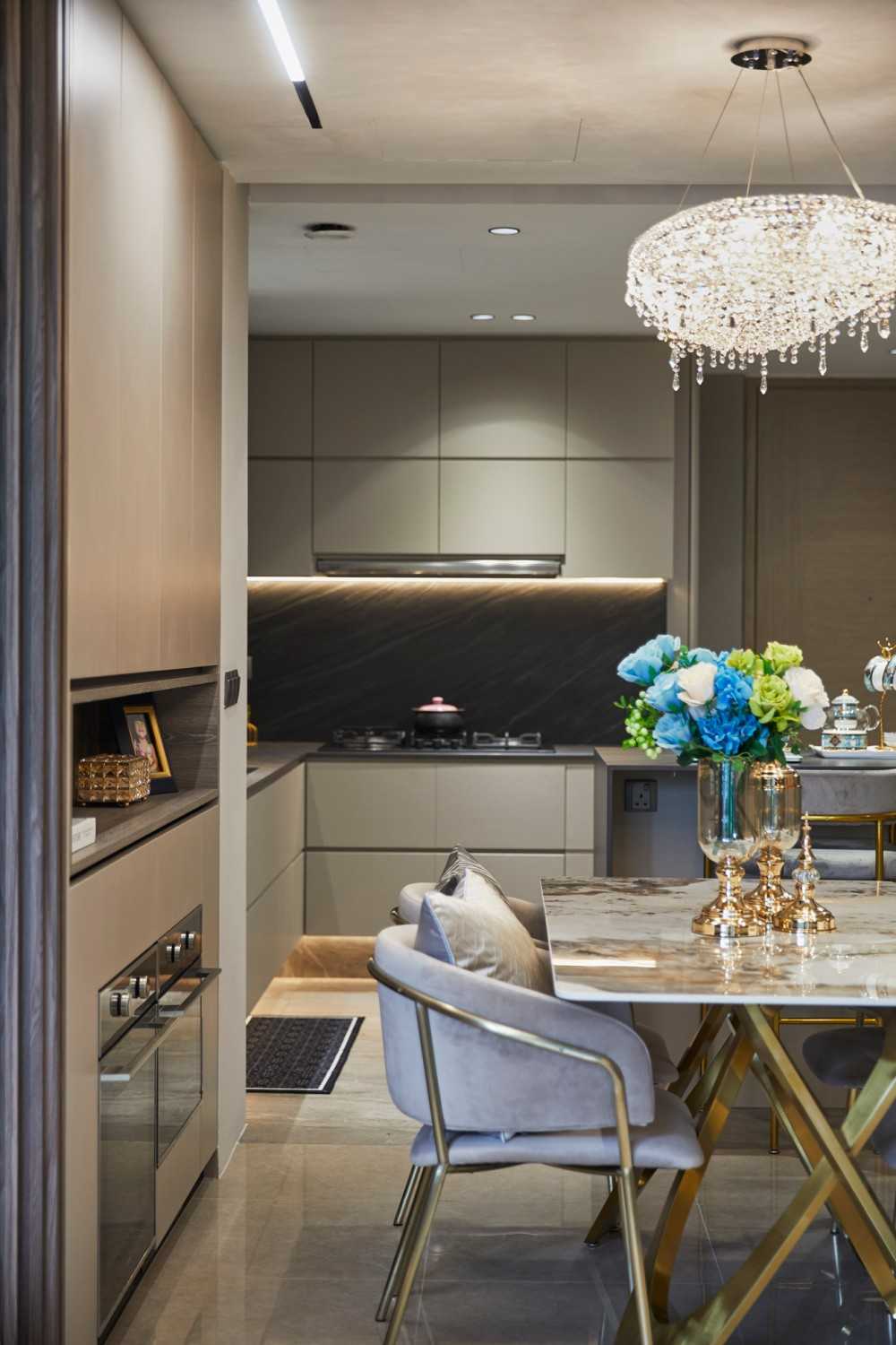 Modern Dining Room with Dining Table and Dining Chairs