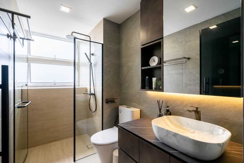 Modern Bathroom with Vinyl Flooring and Homogeneous Tiles