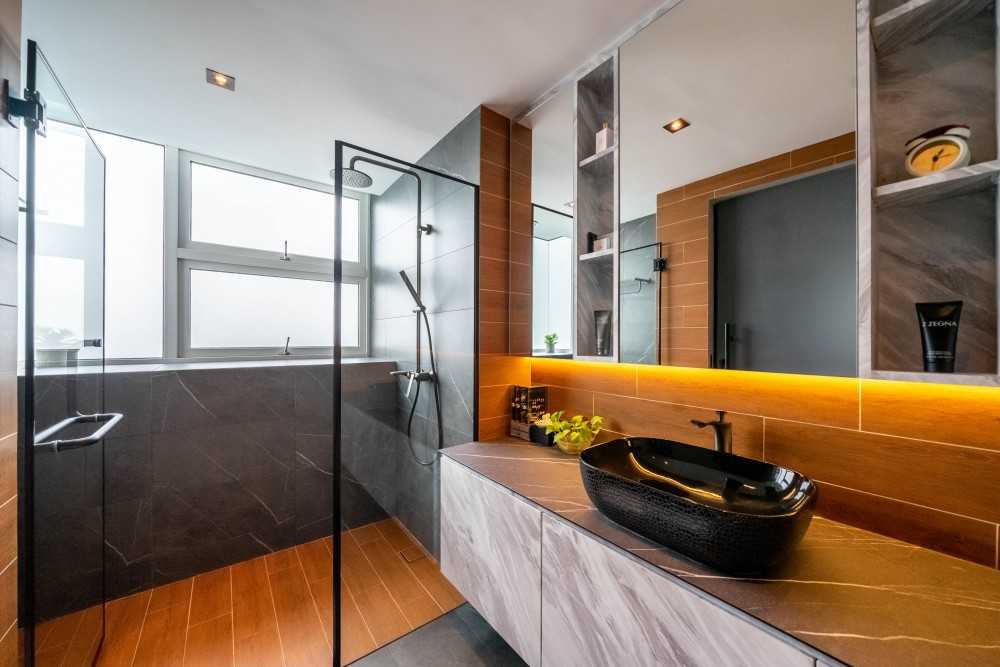 Modern Bathroom with Homogeneous Tiles and Wood Flooring