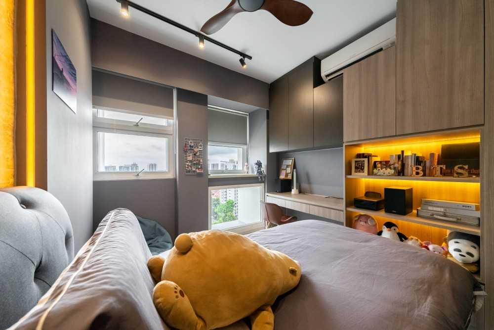 Modern Bedroom with Vinyl Flooring and Drop Light