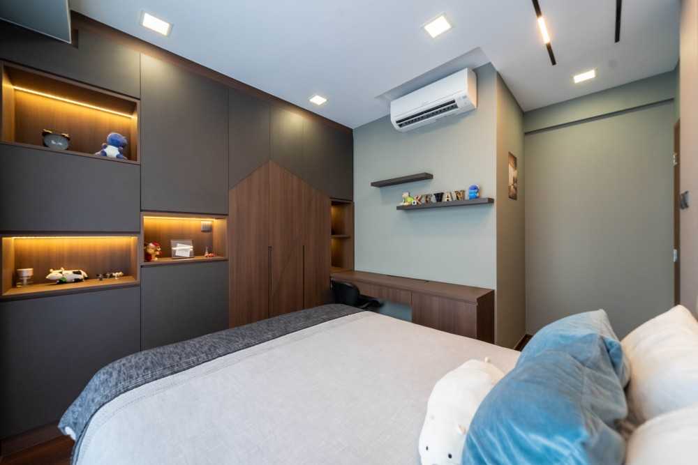 Modern Bedroom with Vinyl Flooring and Wardrobe