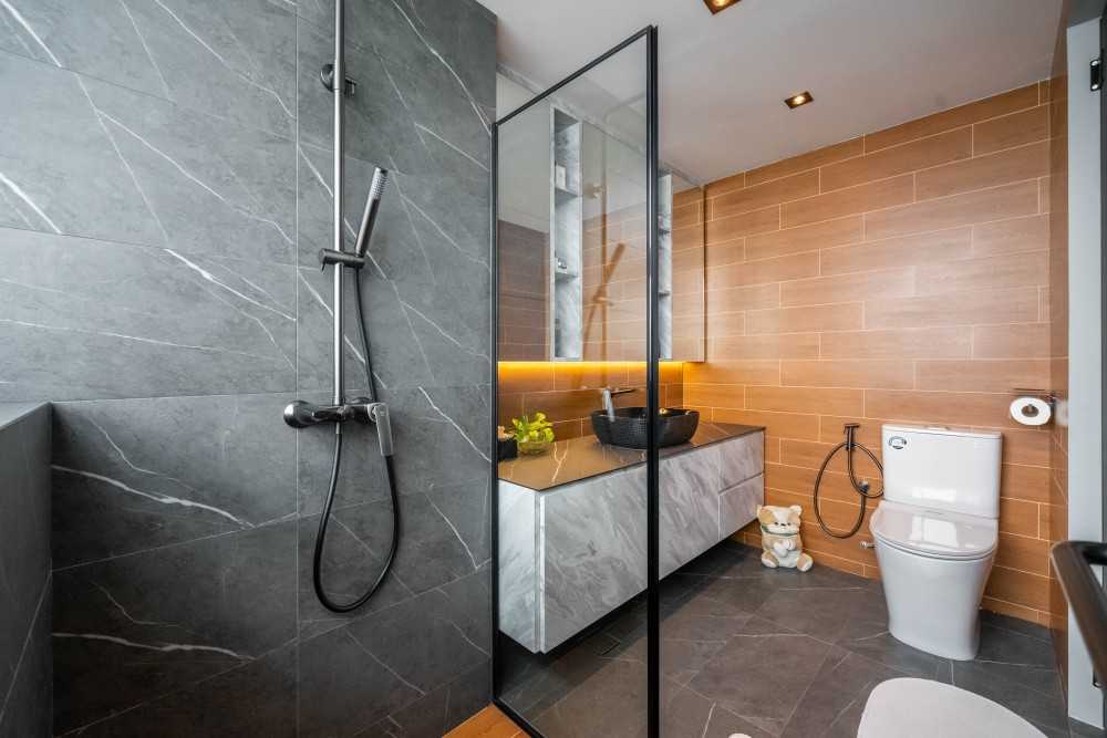 Modern Bathroom with Homogeneous Tiles and Mirror