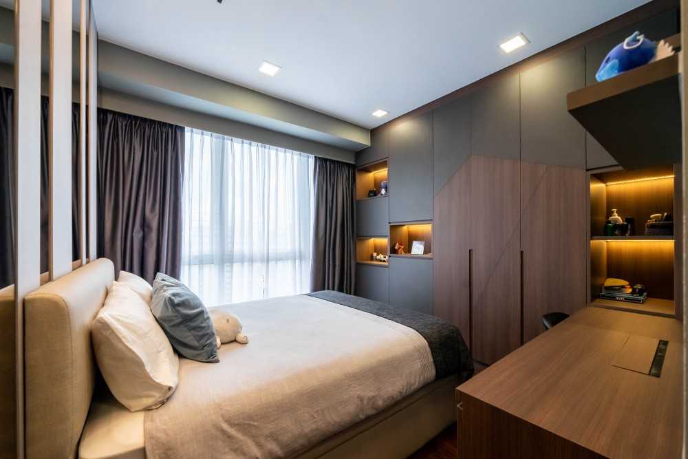 Modern Bedroom with Vinyl Flooring and Wardrobe