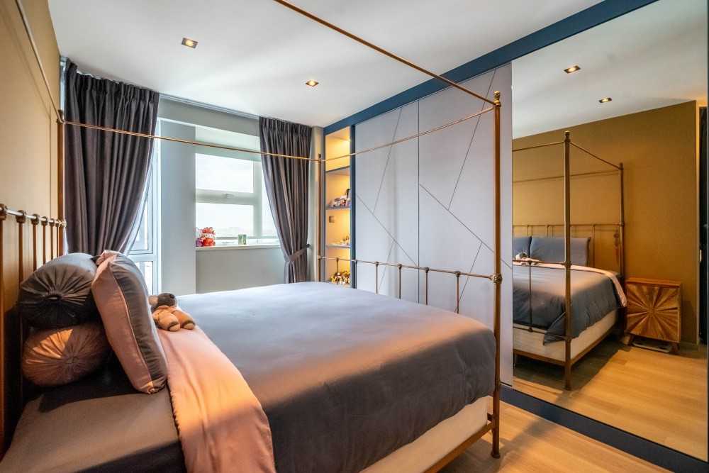 Modern Bedroom with Vinyl Flooring and Homogeneous Tiles