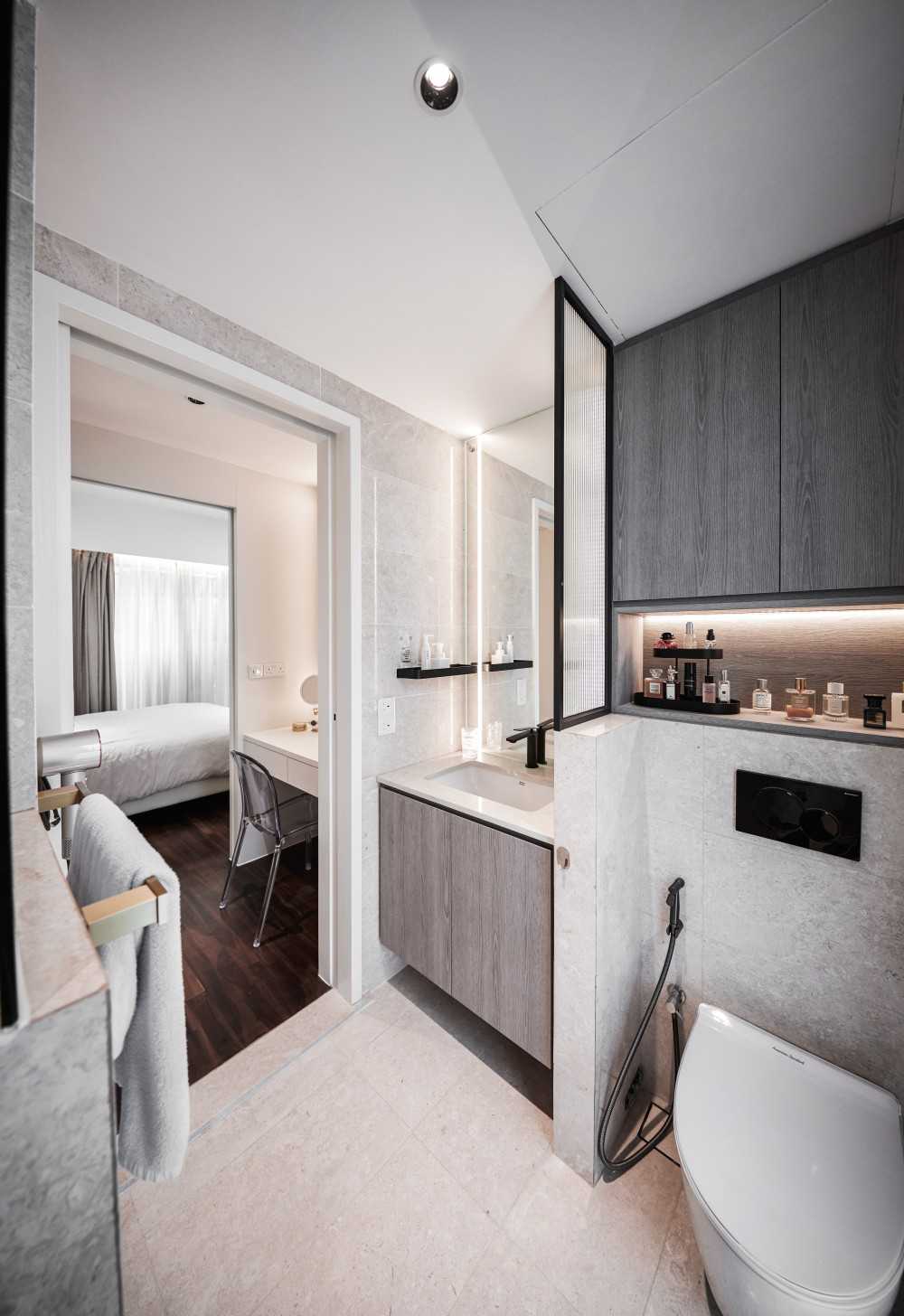 Contemporary Bathroom with Mirror and Bathroom Storage