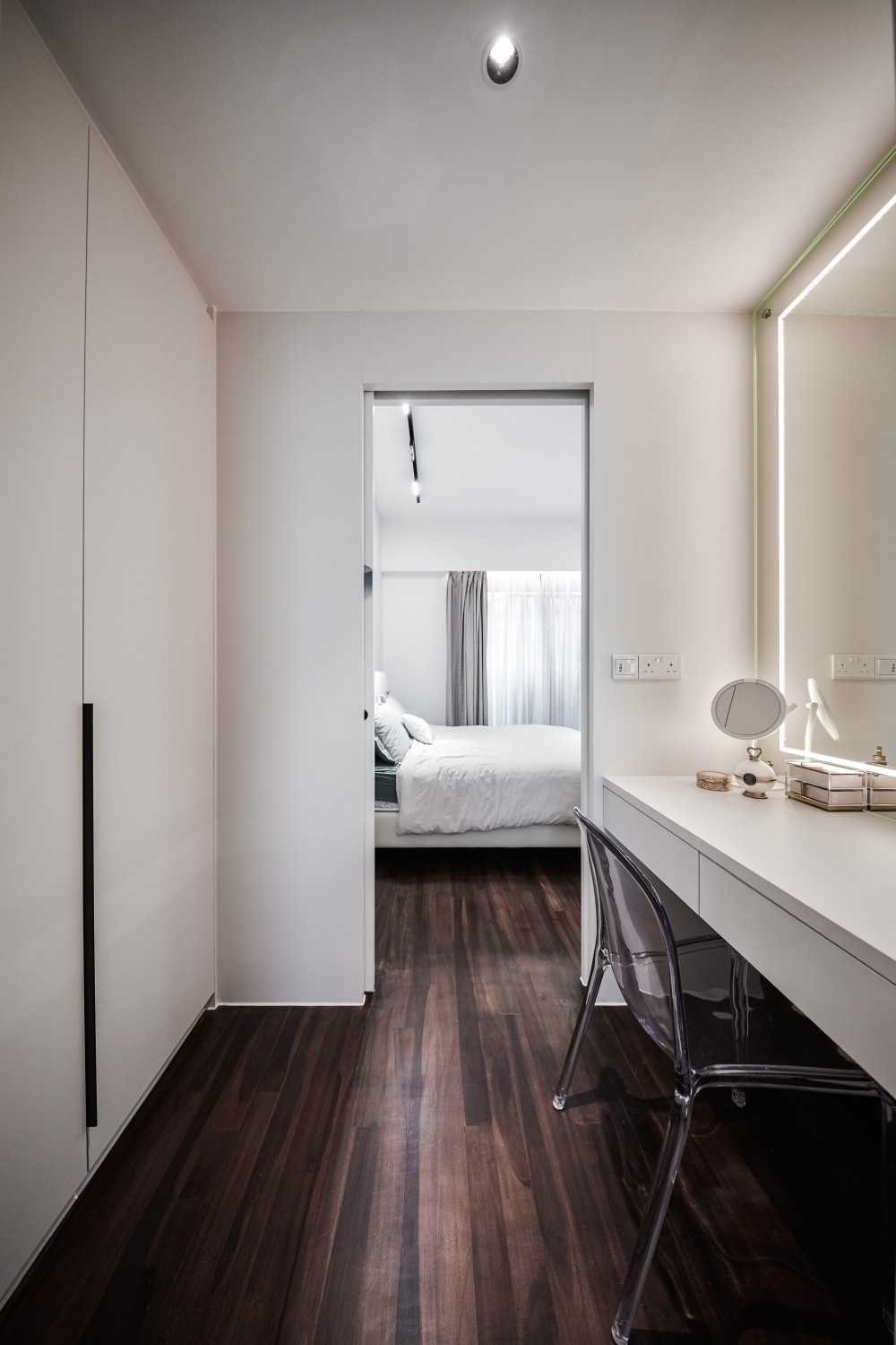 Contemporary Walk-in Wardrobe with Mirror and Wardrobe
