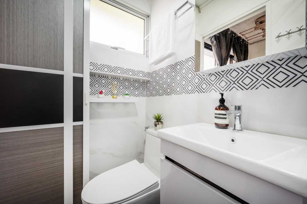Contemporary Bathroom with Countertop and Homogeneous Tiles