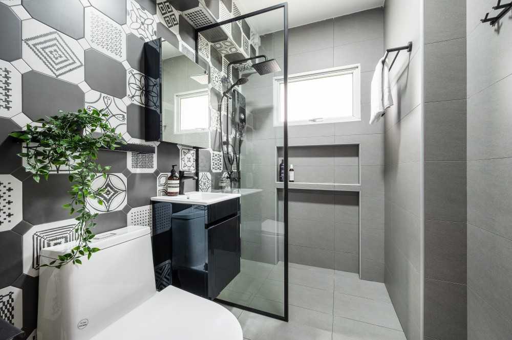 Contemporary Bathroom with Homogeneous Tiles and Shower Screen