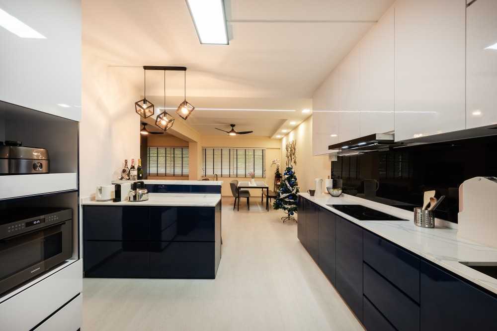 Contemporary Kitchen with Vinyl Flooring and Kitchen Island