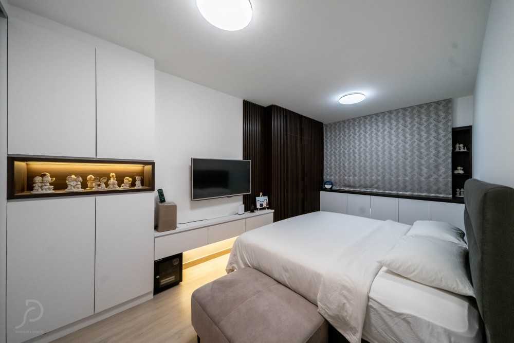 Contemporary Bedroom with Vinyl Flooring and Homogeneous Tiles