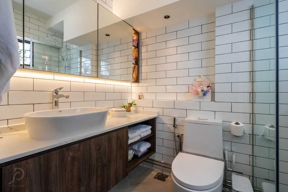 Contemporary Bathroom with Homogeneous Tiles and Herringbone Tiling