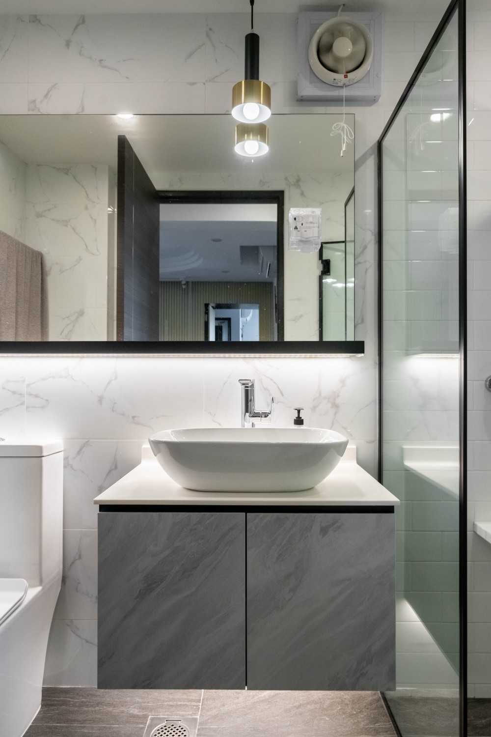 Contemporary Bathroom with Homogeneous Tiles and Mirror