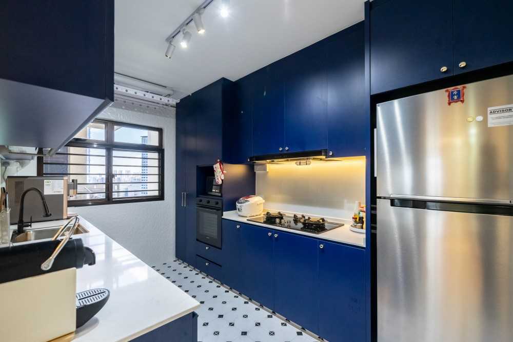Modern Kitchen with Homogeneous Tiles and Wood Flooring