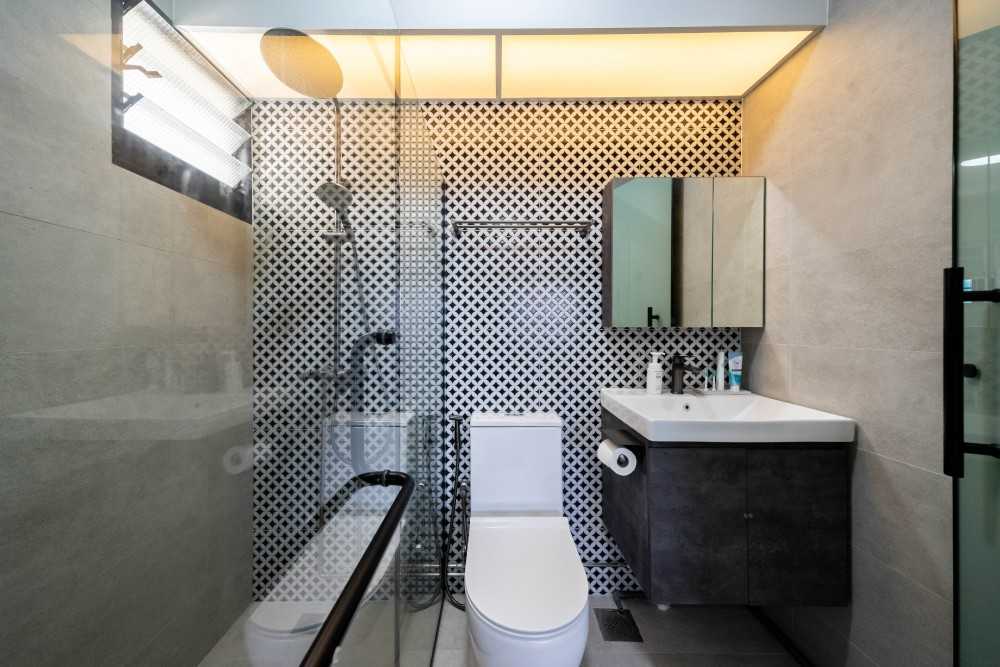 Modern Bathroom with Mirror and Bathroom Storage