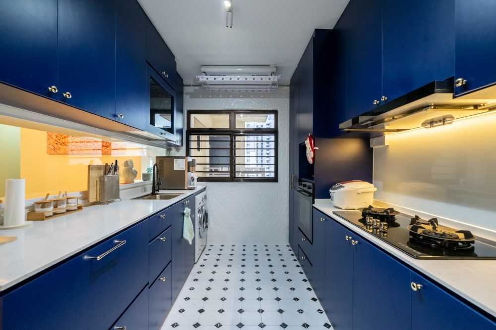 Modern Kitchen with Wood Flooring and Kitchen Window