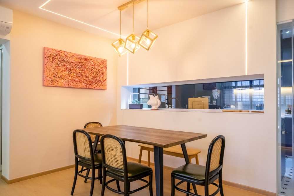 Modern Dining Room with Drop Ceiling and Dining Table