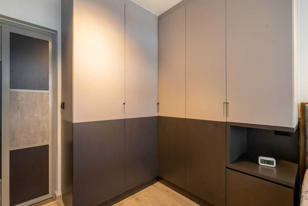 Modern Bedroom with Vinyl Flooring and Wardrobe