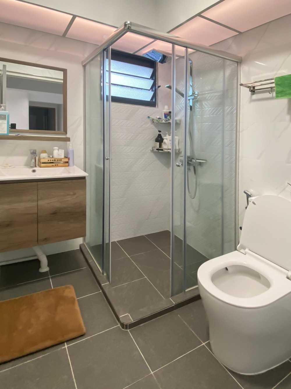 Modern Bathroom with Mirror and Bathroom Storage
