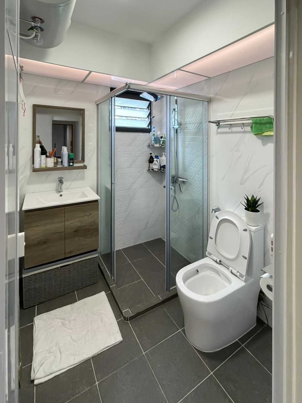 Modern Bathroom with Mirror and Bathroom Storage