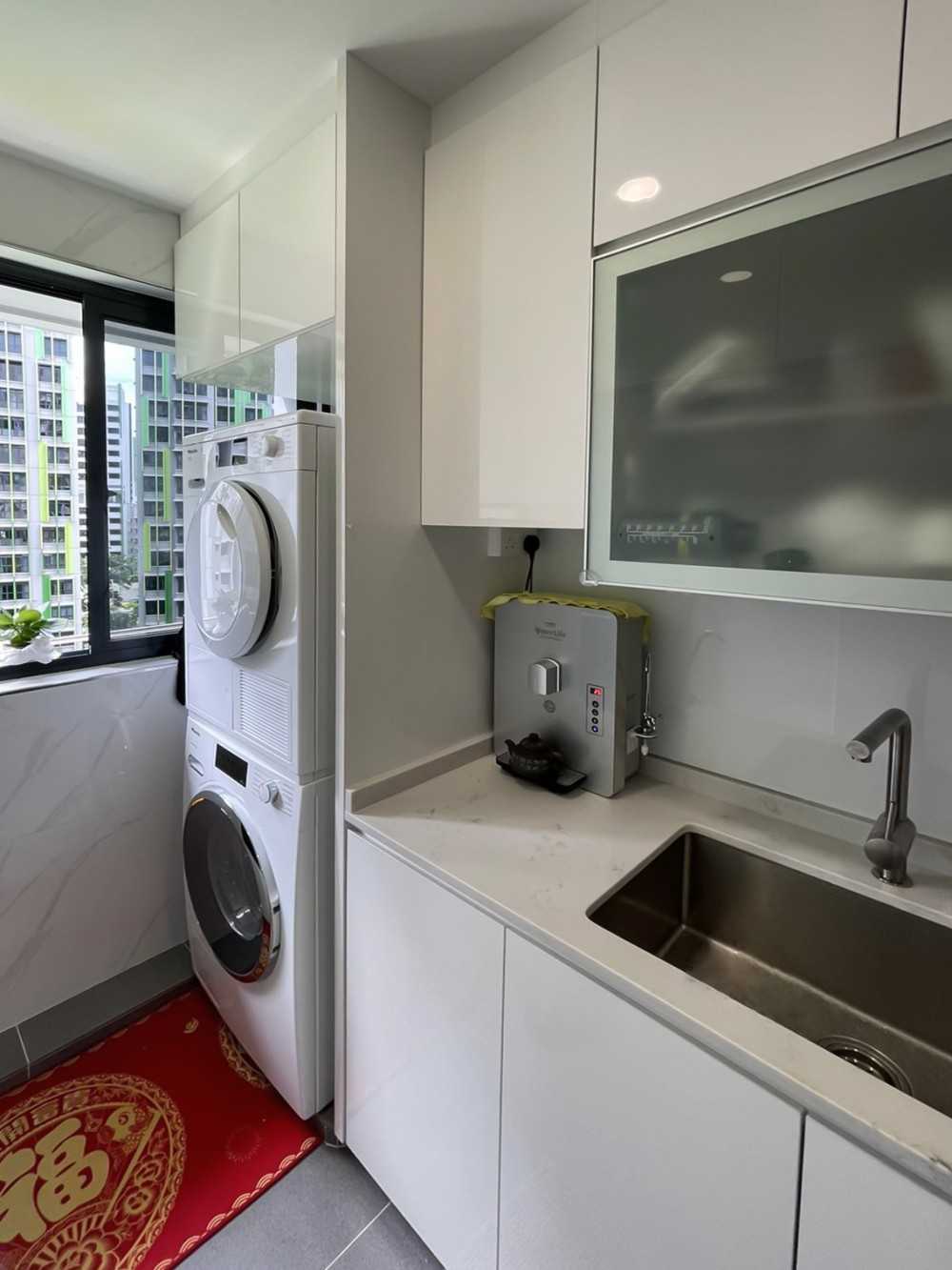 Modern Kitchen with Kitchen Window and Washing Machine