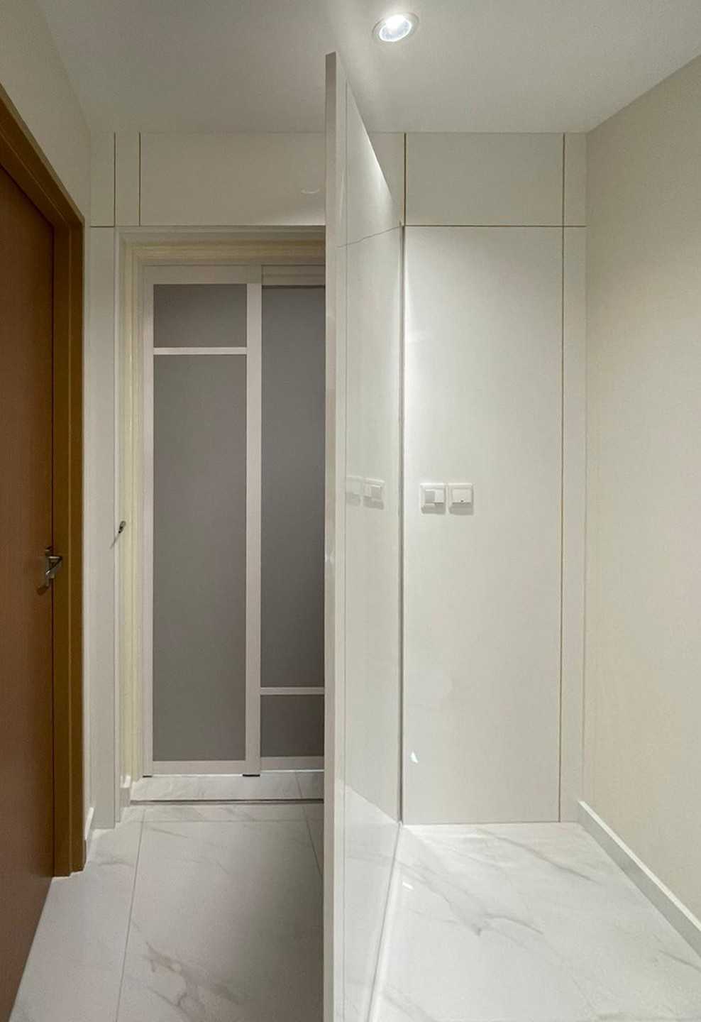 Modern Bathroom with Glass Door and Wardrobe