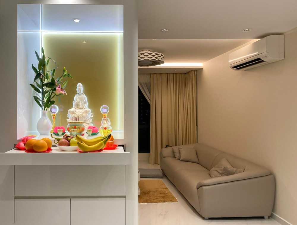 Modern Living Room with Window Grille and Sofa