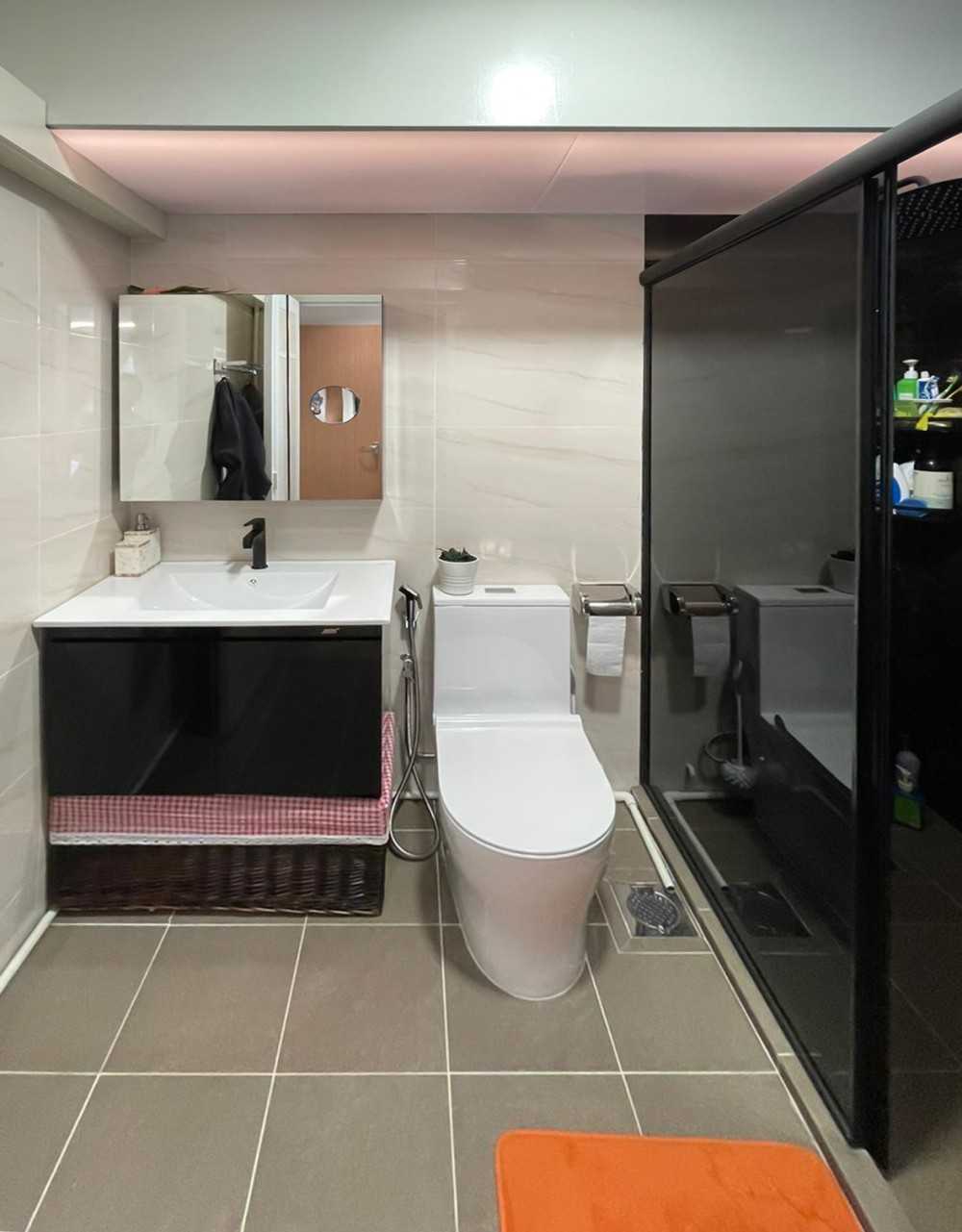 Modern Bathroom with Mirror and Bathroom Storage