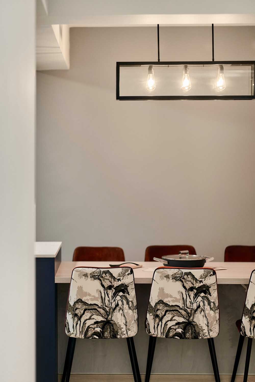 Contemporary Dining Room with Dining Table and Dining Chairs