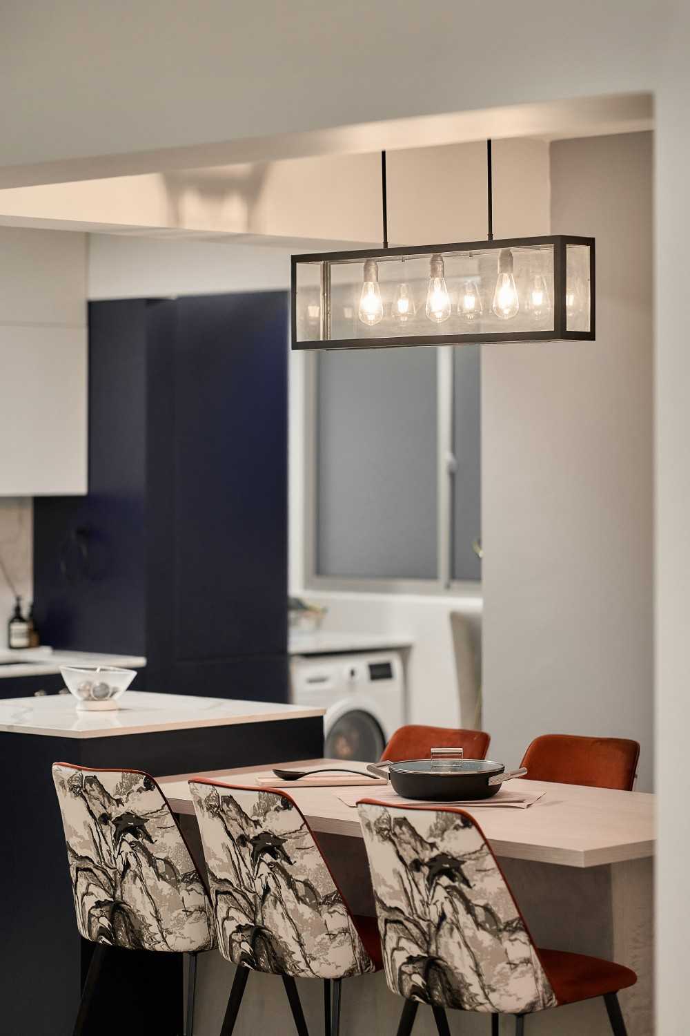 Contemporary Dining Room with Dining Table and Dining Chairs