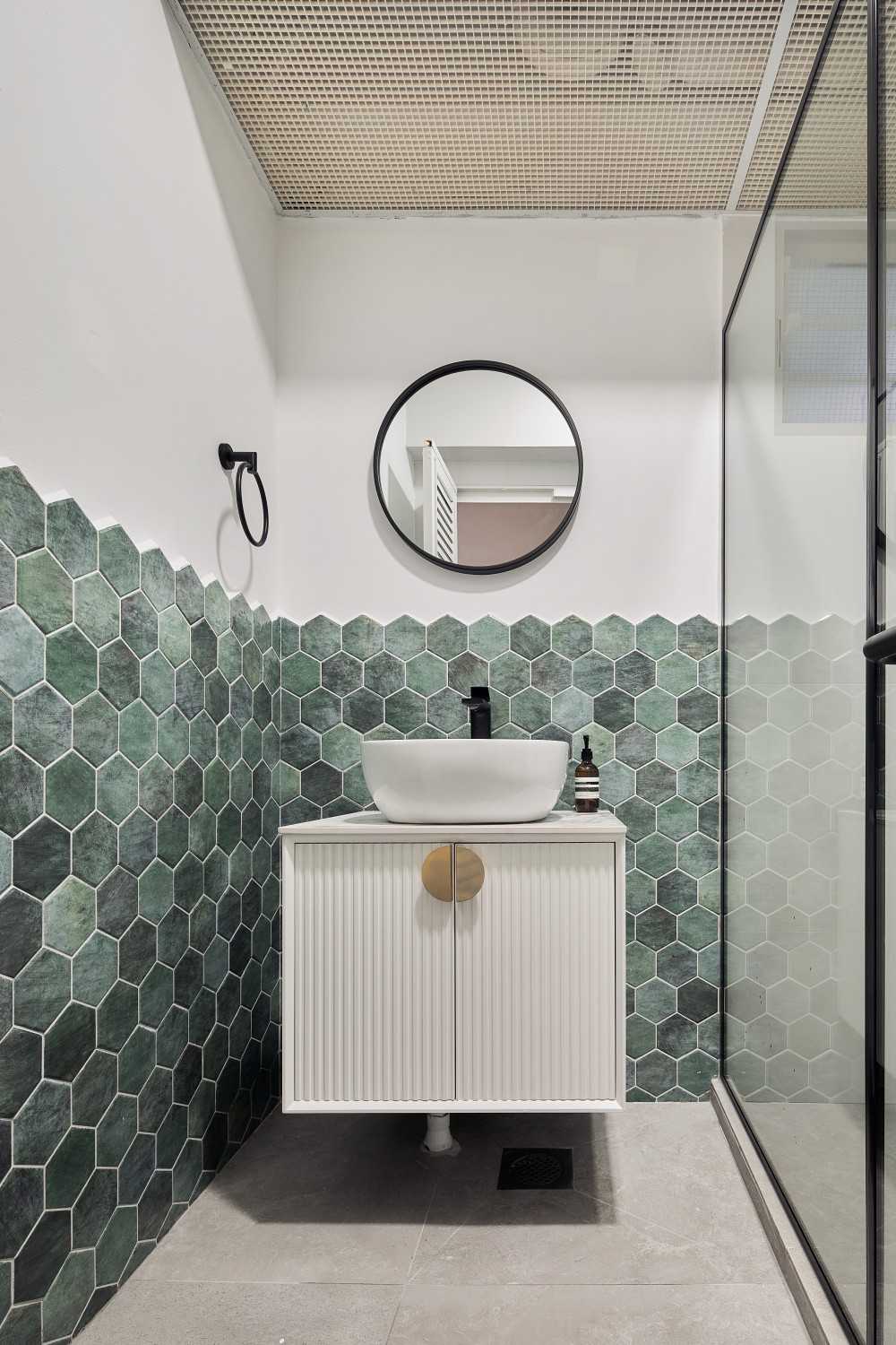 Contemporary Bathroom with Mirror and Showers