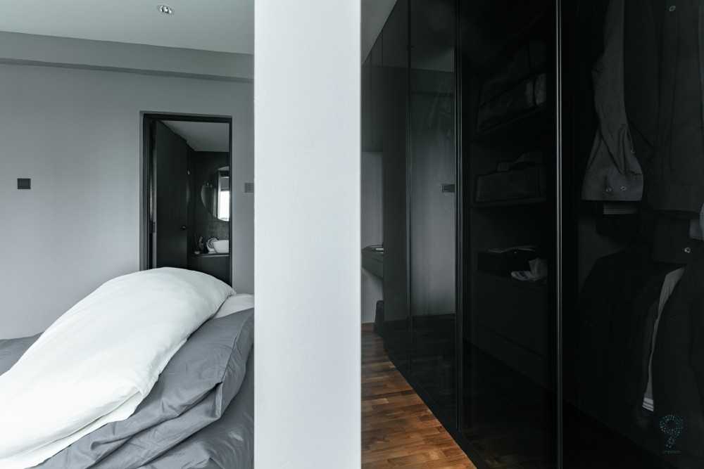 Modern Walk-in Wardrobe with Mirror and Wardrobe