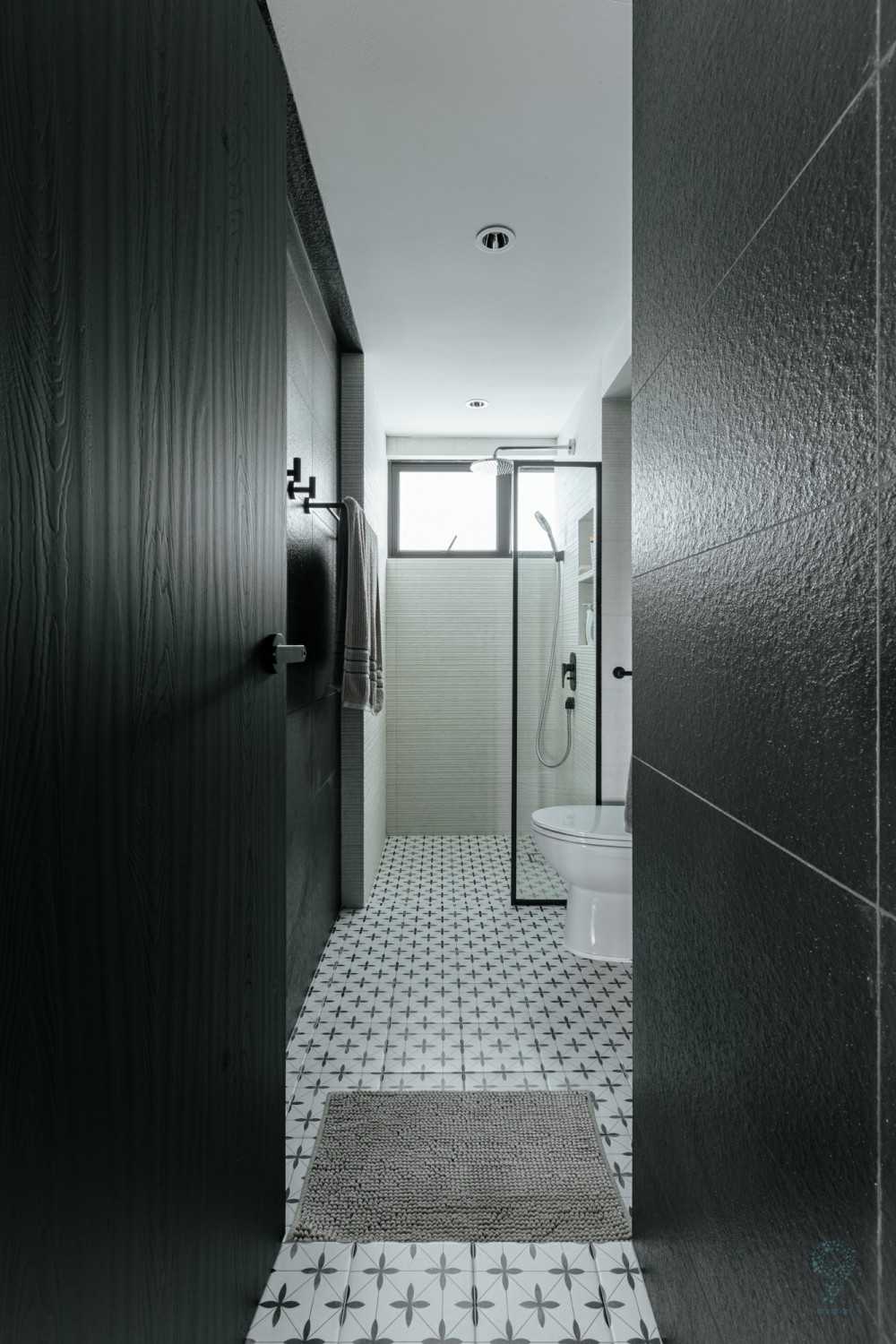 Modern Bathroom with Countertop and Homogeneous Tiles