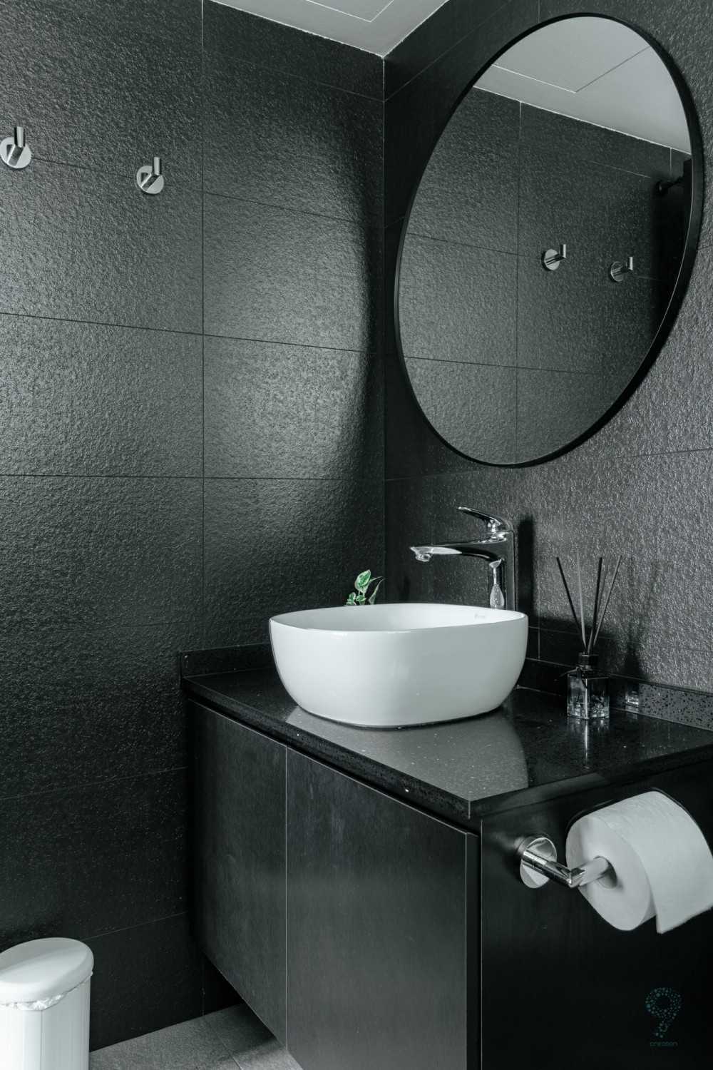 Modern Bathroom with Countertop and Homogeneous Tiles